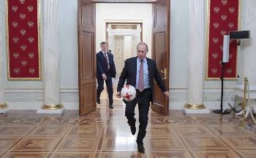 Ο αδιαμφισβήτητος εκλεκτός της ρωσικής αστικής τάξης, Βλ. Πούτιν, σε άλλο ένα «σόου»