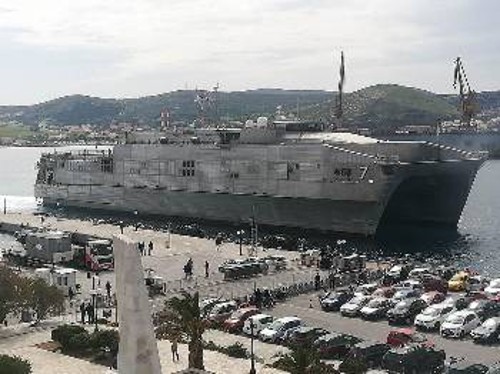Το αμερικανικό catamaran που κατέπλευσε την Παρασκευή στη Σύρο