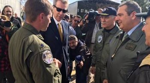 Ανδραβίδα. Ο Αμερικανός πρέσβης Τζ. Πάιατ (στο κέντρο) με τον υπουργό Αμυνας, Π. Καμμένο (δεξιά), στο πλαίσιο της «Ηνίοχος 2018»