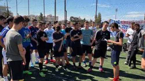 Οι μαθητές φτιάχνουν τις ομάδες τους για το τουρνουά ποδοσφαίρου των Οργανώσεων Ελληνικού, Αργυρούπολης και Γλυφάδας