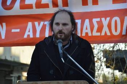 O Στράτος Κουρτζανίδης στο βήμα της συγκέντρωσης