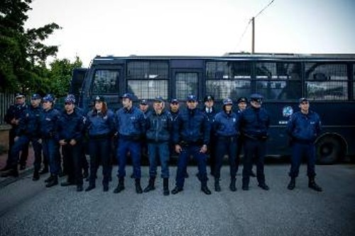 Κλούβες παρέταξε η κυβέρνηση απέναντι στους διαδηλωτές