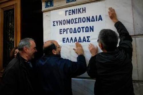 Από κινητοποίηση του ΠΑΜΕ στα γραφεία της ΓΣΕΕ, ενάντια στην υπονόμευση των αγώνων