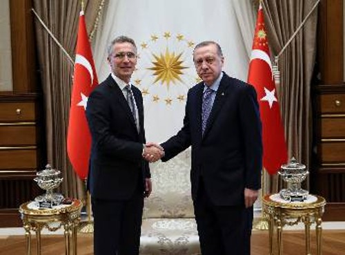 Ο γγ του ΝΑΤΟ, Γενς Στόλτενμπεργκ, με τον Τούρκο Πρόεδρο Ρ. Τ. Ερντογάν