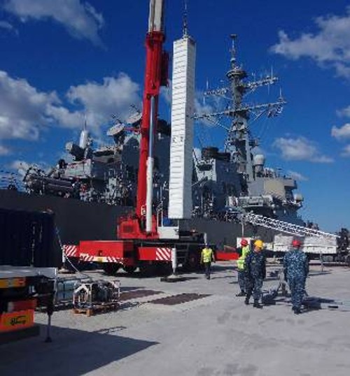 «Τόμαχοκ» φορτώνονται σε προηγούμενη φάση από τη βάση της Σούδας στο πλοίο «USS Porter» που συμμετείχε στην νέα επίθεση στη Συρία