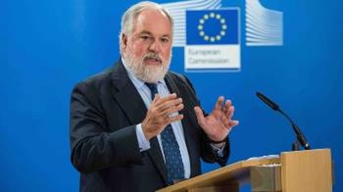 «Σε έναν αυξανόμενα αβέβαιο κόσμο, παραμένουμε ακόμη ισχυρά εξαρτημένοι από τα ορυκτά καύσιμα», σημείωσε ο επίτροπος Ενέργειας της ΕΕ, Μ. Κανιέτε, υπογραμμίζοντας την ανάγκη η ΕΕ να εμπλακεί πιο ενεργά στους ανταγωνισμούς για τον έλεγχο του ενεργειακού πλούτου στη ΝΑ Μεσόγειο