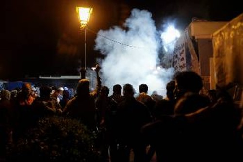 Οι διαμαρτυρόμενοι πρόσφυγες στη Λέσβο δέχτηκαν τις δολοφονικές επιθέσεις των φασιστοειδών