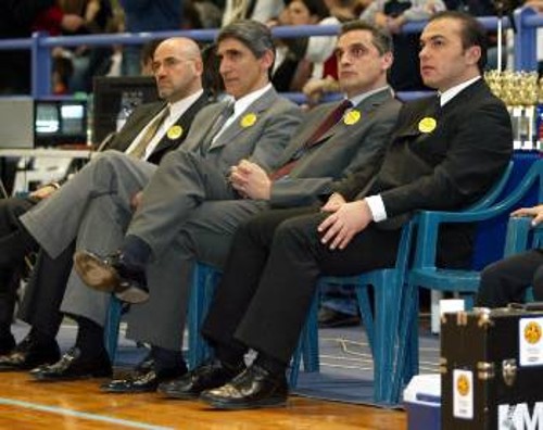 Οι προπονητές των επιλέκτων ομάδων, Γιαννάκης -Πεδουλάκης στη μέση, με κονκάρδες κατά του πολέμου