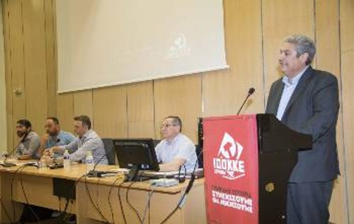 Το πάνελ της χτεσινής εκδήλωσης - ημερίδας. Στο βήμα ο Μ. Παπαδόπουλος, μέλος του ΠΓ της ΚΕ του ΚΚΕ