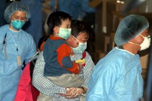 Μέλη μιας οικογένειας απ' το Χονγκ Κονγκ μπαίνουν σε καραντίνα, επειδή οι γείτονές τους στην πολυκατοικία όπου έμεναν παρουσίασαν συμπτώματα της άτυπης πνευμονίας