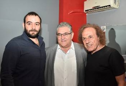 Ο Βασίλης Παπακωνσταντίνου με τον Δημήτρη Κουτσούμπα και τον Νίκο Αμπατιέλο