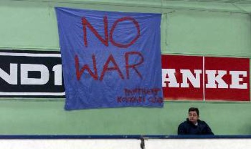 Πανό κατά του πολέμου και στο μπάσκετ, στο ματς Πανιωνίου - ΑΕΚ