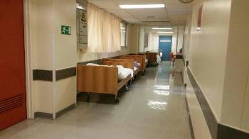 Ράντζα σε κάθε γωνιά και διάδρομο της κλινικής...