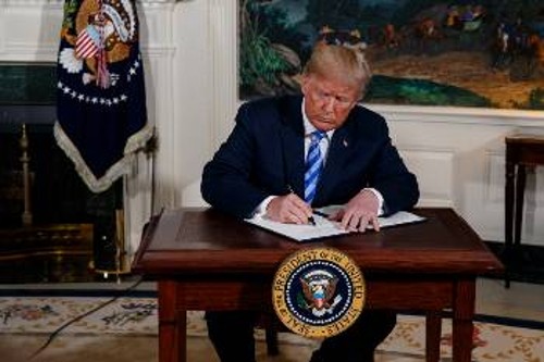 Ο Τραμπ υπογράφει το διάταγμα αποχώρησης από τη συμφωνία και επαναφοράς των κυρώσεων κατά του Ιράν