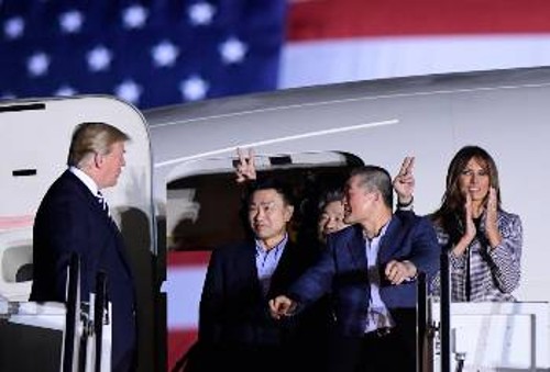 Ο Τραμπ υποδέχεται τους τρεις Αμερικανούς που κρατούνταν στη Βόρεια Κορέα