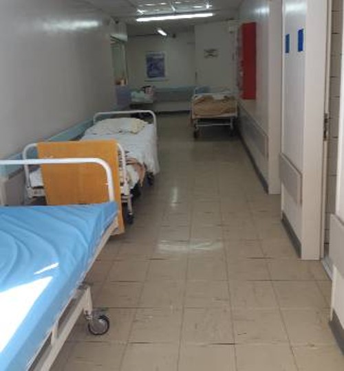 Ράντζα στους διαδρόμους της ψυχιατρικής κλινικής του ΠΑΓΝΗ. Η κατάστασή του θέτει σοβαρά ζητήματα ασφαλείας για εργαζόμενους και ασθενείς