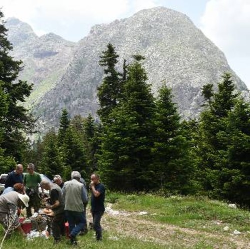 Στάση στο λημέρι στο Σινάνι, απέναντι το Γιδοβούνι και αριστερά η Πυραμίδα των Βαρδουσίων