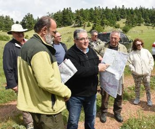 Στην Καλανόραχη με τον χάρτη στον οποίο εμφανίζονται τα σημεία ενδιαφέροντος από τη δράση του ΔΣΕ στην περιοχή