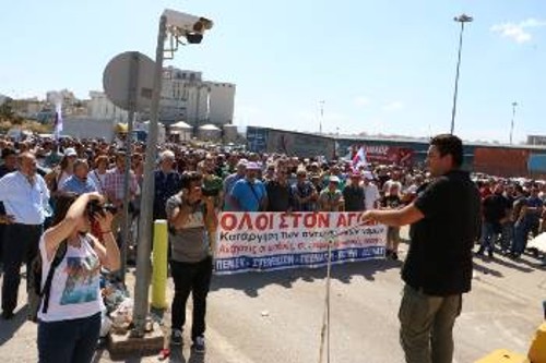 Ο πρόεδρος του σωματείου μιλάει στην απεργιακή συγκέντρωση των συνδικάτων του Πειραιά την Τετάρτη