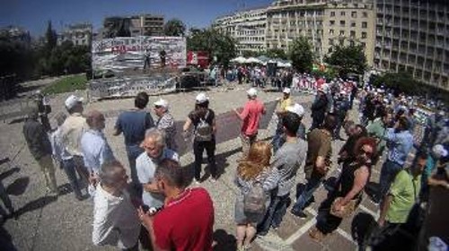 Χαρακτηριστική εικόνα από τη «γύμνια» των εργατοπατέρων και των «συμμάχων» τους...