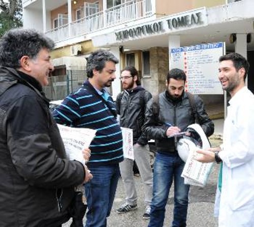 Από παλιότερη εξόρμηση με τον «Ριζοσπάστη» σε νοσοκομεία της Αττικής