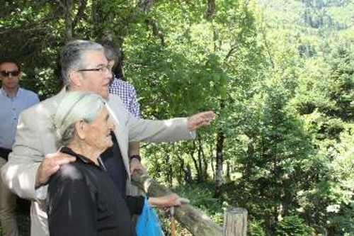 Με την ξαδέρφη του Χαρίλαου