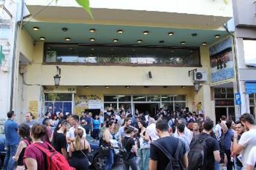 Εργαζόμενοι, νέοι και συνταξιούχοι έδωσαν το «παρών» έξω από το Εργατικό Κέντρο...
