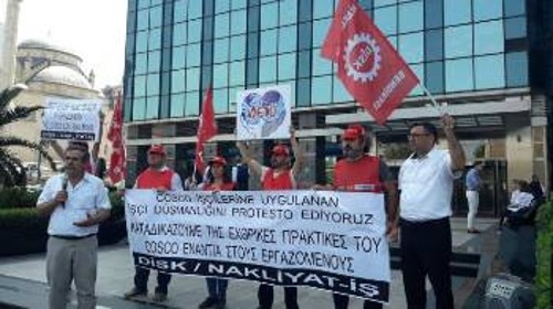 Από την κινητοποίηση στα γραφεία της «Cosco» στην Κωνσταντινούπολη