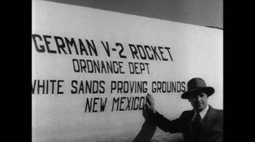 Αναμνηστική φωτογραφία του Β. φον Μπράουν, με έναν από τους γερμανικούς πυραύλους «V2» που βρήκαν έτοιμους και κατάσχεσαν οι Αμερικανοί στρατιώτες στο Πεενεμούντε, λίγο πριν την εκτόξευσή του στο κέντρο δοκιμών του αμερικανικού στρατού στο Γουάιτ Σαντς, της πολιτείας του Νέου Μεξικού