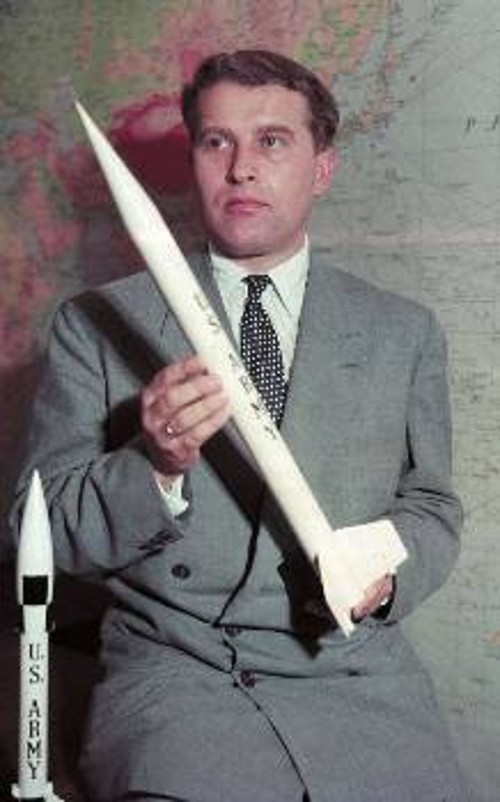 Στις ΗΠΑ μετά τον πόλεμο, ο Βέρνερ φον Μπράουν επιδεικνύει στους δημοσιογράφους ένα μοντέλο πυραύλου του στρατού των ΗΠΑ, που αναπτύχθηκε με εξέλιξη του πυραύλου «V2» των ναζί