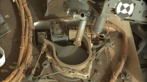 Αυτοφωτογραφία του «Curiosity» και ειδικότερα του τρυπανιού του την ώρα που βρίσκεται πάνω από μια από τις εισόδους δειγμάτων, μέσω των οποίων η σκόνη φτάνει στα όργανα ανάλυσης στο εσωτερικό του ρόβερ