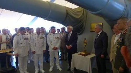 Ο υπόδικος βουλευτής της ναζιστικής οργάνωσης Χρ. Παππάς (στο μέσο) ξανά σε φωτογραφίες με βουλευτές του ΣΥΡΙΖΑ