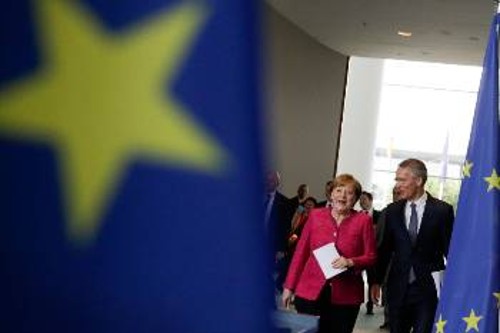 Η Αγκ. Μέρκελ και ο Γ. Στόλτενμπεργκ κατά τη συνάντησή τους στο Βερολίνο