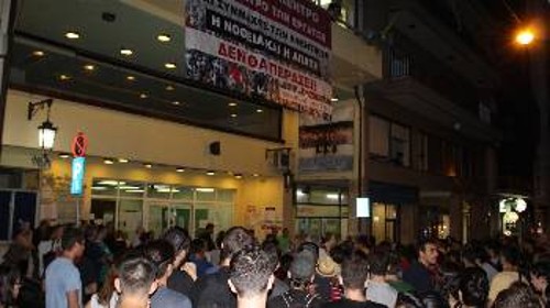Από τη συγκέντρωση έξω από το Εργατικό Κέντρο, μετά την ολοκλήρωση των αρχαιρεσιών