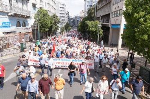 Από τη μαζική διαδήλωση προς τη Βουλή