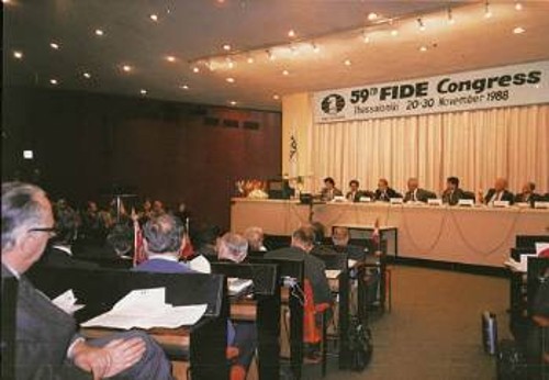 Αποψη από το 59ο Συνέδριο της Παγκόσμιας Σκακιστικής Ομοσπονδίας. Στο προεδρείο (στη μέση) ο τότε - 1988 - πρόεδρος της FIDE, Φλ. Καμπομάνες, ενώ πρώτος από αριστερά διακρίνεται ο μόνιμος πρόεδρος της ΕΣΟ και αντιπρόεδρος της FIDE, Γιώργος Μακρόπουλος