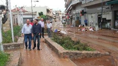Το κλιμάκιο του ΚΚΕ χτες το πρωί στη Μάνδρα