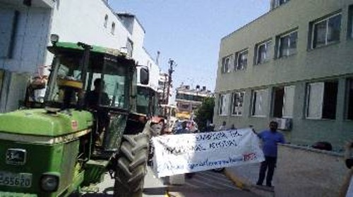 Με τα τρακτέρ τους διαδήλωσαν οι αγρότες στην Πιερία