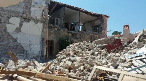Τα μπάζα από τα γκρεμισμένα σπίτια ακόμα δεν έχουν απομακρυνθεί