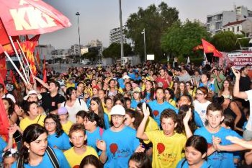Από τη συμμετοχή στη συγκέντρωση