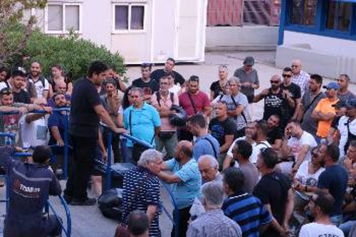 Ο πρόεδρος του Σωματείου ενημερώνει τους εργαζόμενους σε προηγούμενη Γενική Συνέλευση στο χώρο δουλειάς
