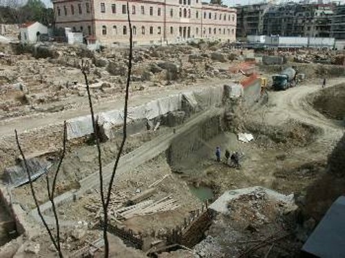 Η φωτογραφία «μαρτυρά» ένα μικρό μέρος του τεράστιου...«μνημείου» της καταστροφής αρχαιοτήτων στου Μακρυγιάννη