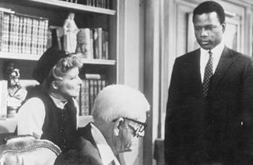 Κάθριν Χέπμπορν, Σπένσερ Τρέισι και Σίντνεϊ Πουατιέ σε μια σκηνή της ταινίας «Μάντεψε ποιος θα 'ρθει το βράδυ»