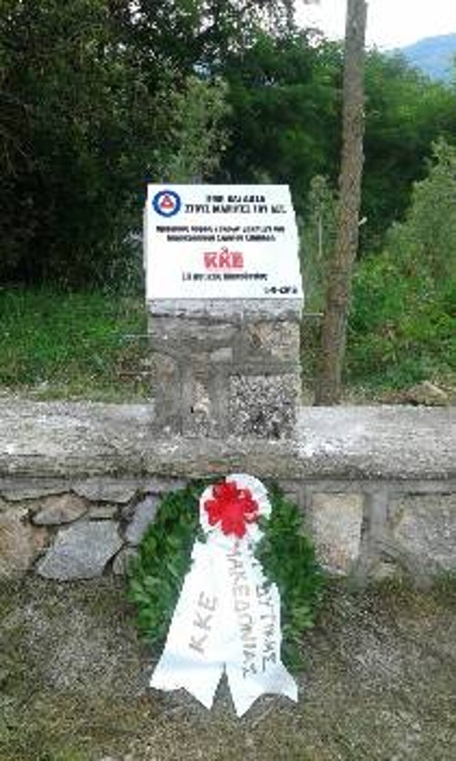 Η πρώτη πλάκα που τοποθετήθηκε από το ΚΚΕ το 2018 στον ομαδικό τάφο