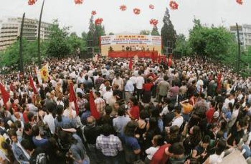 ...έως την Πρωτομαγιά του 2002 που η επίθεση του κεφαλαίου είχε ξεδιπλωθεί σ' όλα τα μέτωπα, το ΠΑΜΕ ήταν αυτό που έδινε το στίγμα του ταξικού γιορτασμού, στις συγκεντρώσεις του διαδήλωνε ενωμένη η εργατική τάξη