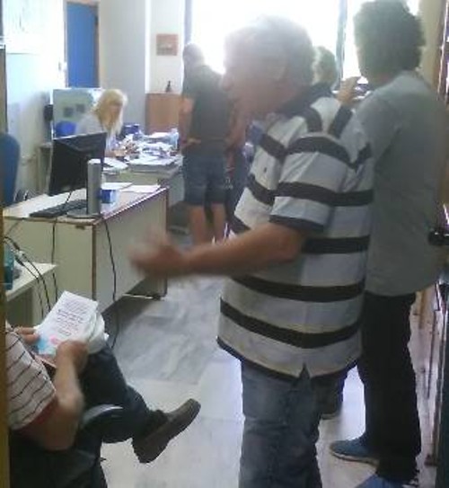 Από την εξόρμηση στο δημαρχείο Ραφήνας