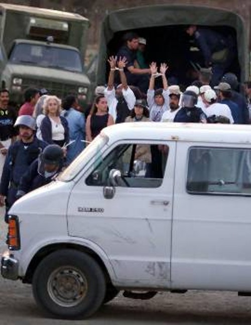 Οι συλληφθέντες διαδηλωτές μεταφέρονται με φορτηγά