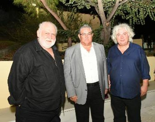 Ο Δ. Κουτσούμπας με τον σκηνοθέτη Στ.Τσακίρη και τον Κ. Καζάκο