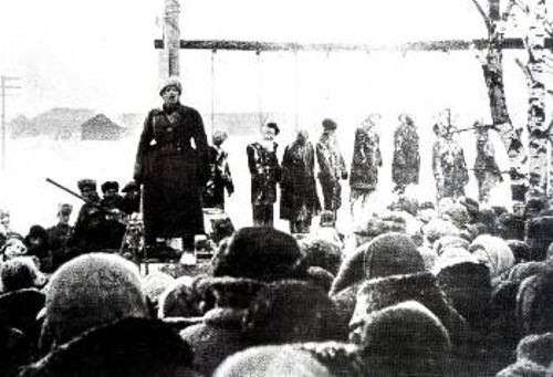 Με τα βασανισμένα σώματα οκτώ κρεμασμένων συντρόφων του να αιωρούνται πίσω του - θύματα της ναζιστικής θηριωδίας, ένας σοβιετικός παρτιζάνος ζητά από τους στρατιώτες του να συνεχίσουν τον ανταρτοπόλεμο κατά των Γερμανών φασιστών