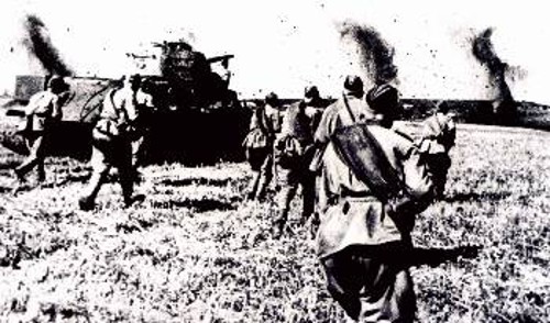 Με τις οβίδες να σκάνε μπροστά του, το σοβιετικό πεζικό προελαύνει, κατά τη διάρκεια της μάχης του Κουρσκ, το 1943